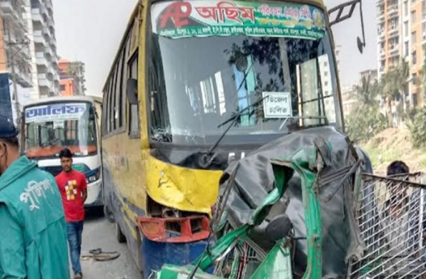 যাত্রাবাড়ীতে বাসের ধাক্কায় পিকআপের চালকসহ নিহত ২