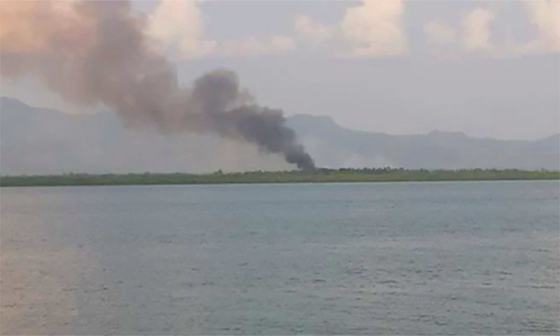 নাফের ওপারে হেলিকপ্টারের চক্কর, কালো ধোঁয়া