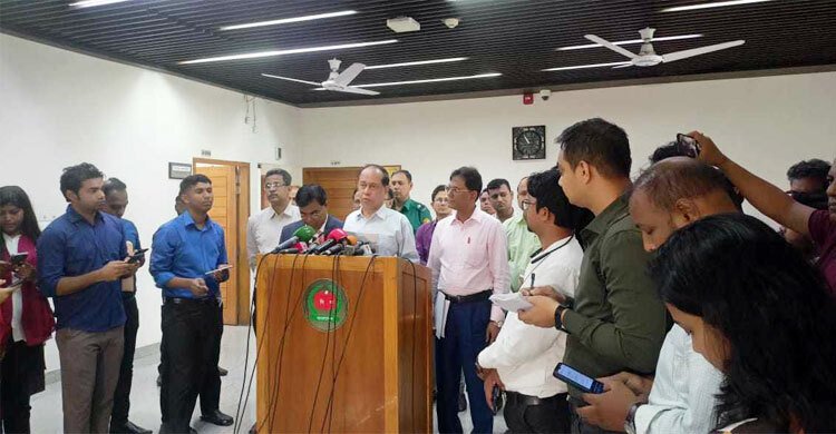 মন্ত্রী-এমপির স্বজনরা প্রার্থী হওয়ায় বেকায়দায় নেই ইসি