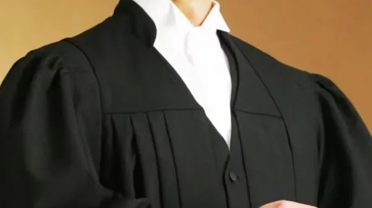 উচ্চ আদালতে আইনজীবীদের পোশাকে শিথিলতা বাতিল, পরতে হবে কালো গাউন