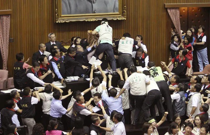তাইওয়ানের পার্লামেন্টে আইনপ্রণেতাদের তুমুল মারামারি