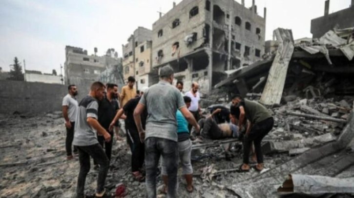 গাজার নুসেইরাত শরণার্থী শিবিরে হামলা, নিহত ১৭