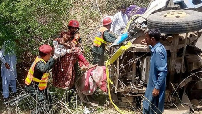 পাকিস্তানে ব্রেক ফেল করে গাড়ি খাদে, নিহত একই পরিবারের ১৪