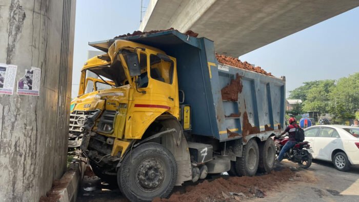 মেট্রোরেলের পিলারে ধাক্কা, দুমড়েমুচড়ে গেল ট্রাক