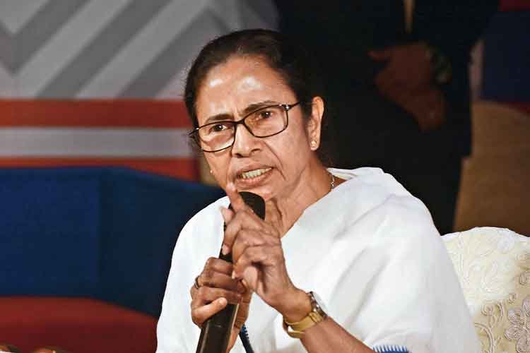 বাড়িতে থাকুন নিরাপদে থাকুন, বার্তা মমতার