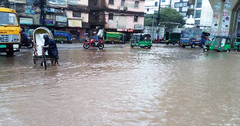ভারী বর্ষণে কোমর পানিতে ডুবেছে চট্টগ্রাম