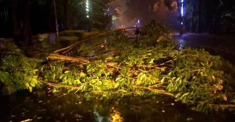 কলকাতায় ঘূর্ণিঝড় রিমালের তাণ্ডব, বাড়ি ভেঙে নিহত এক