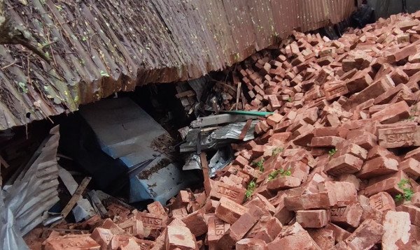 নরসিংদীতে ইটের নিচে চাপা পড়ে স্বামী-স্ত্রীর মৃত্যু