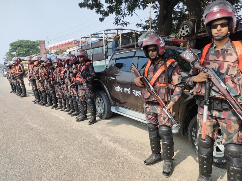 সারাদেশে ৩০০ প্লাটুন বিজিবি মোতায়েন