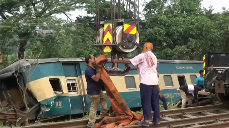 কমলাপুরে এখনও আসেনি ভোরের ট্রেন, ভয়াবহ শিডিউল বিপর্যয়