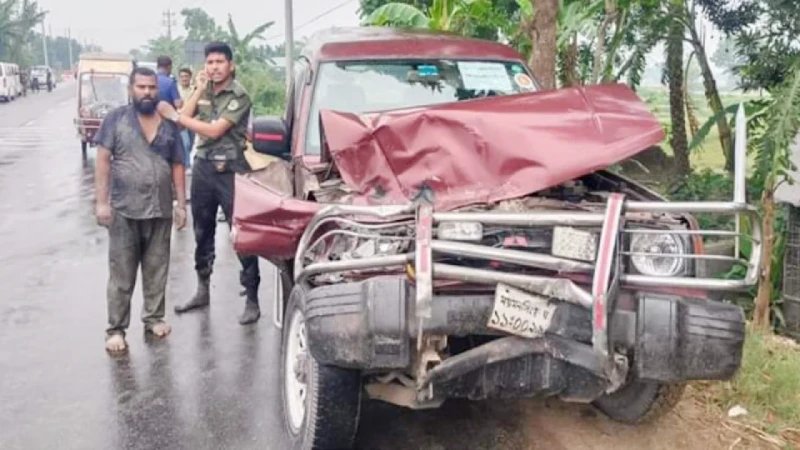 বাসের সঙ্গে মুখোমুখি সংঘর্ষে দুমড়ে-মুচড়ে গেল ইউএনওর গাড়ি