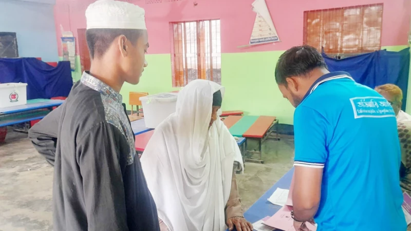 নাতির কাঁধে ভর দিয়ে ভোটকেন্দ্রে ৯০ বছরের ওজুফা