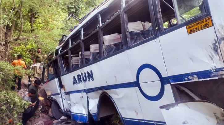 কাশ্মিরে বন্দুকধারীদের হামলার পর বাস খাদে, নিহত ৯