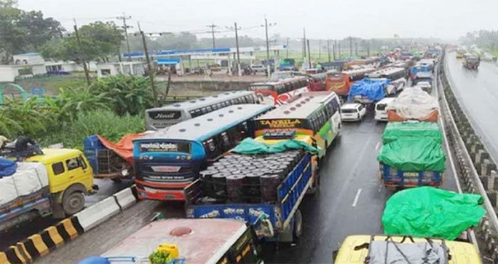 সাত সকালে ঢাকা-টাঙ্গাইল মহাসড়কে ১২ কি.মি যানজট