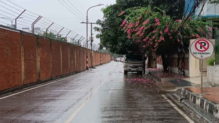 ছুটির সকালে বৃষ্টিতে ভিজেছে ঢাকা