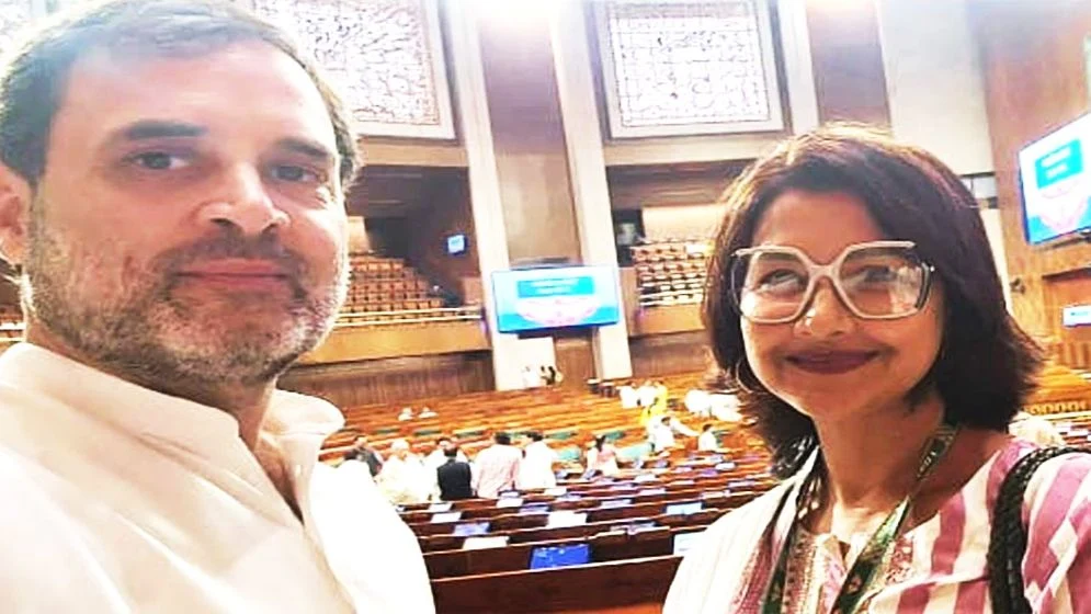 রচনার হাত থেকে ফোনটা নিয়ে নিলেন রাহুল, তারপর যা হলো