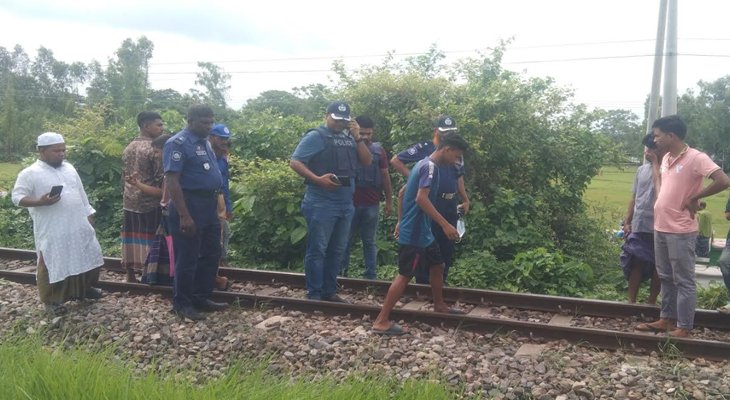 নরসিংদীতে ট্রেনে কাটা পড়ে ৫ জনের মৃত্যু