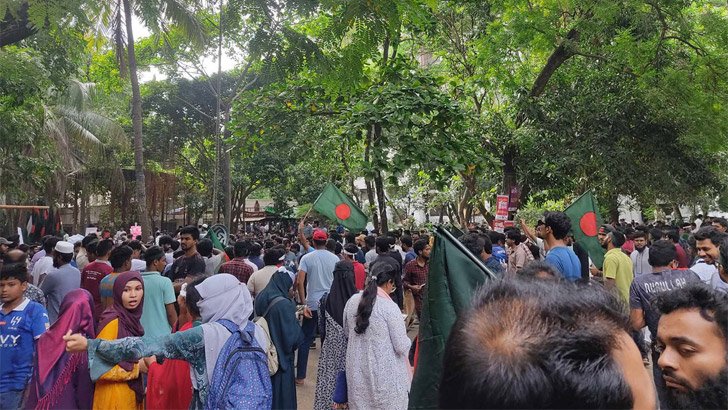 সায়েন্সল্যাব মোড় অবরোধ, যান চলাচল বন্ধ