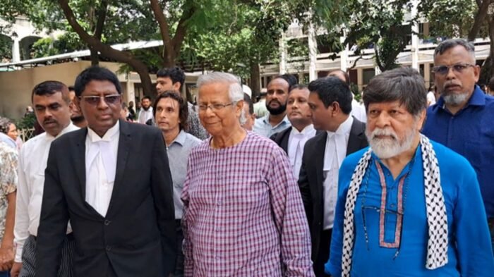 দুদকের মামলায় হাজিরা দিতে আদালতে ড. ইউনূস