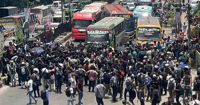 বাড্ডায় ব্র্যাকের শিক্ষার্থীদের সড়ক অবরোধ, যান চলাচল বন্ধ