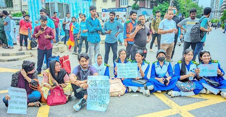 বনানীতে প্রাইম-এশিয়া বিশ্ববিদ্যালয়ের শিক্ষার্থীদের সড়ক অবরোধ