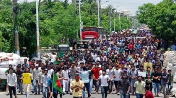 শিক্ষার্থীদের ওপর হামলা, বিভিন্ন মহাসড়ক অবরোধ