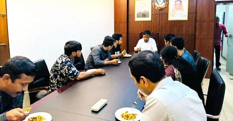 এবার ডিবি কার্যালয়ে কোটা আন্দোলনের সমন্বয়কদের খাওয়ালেন হারুন