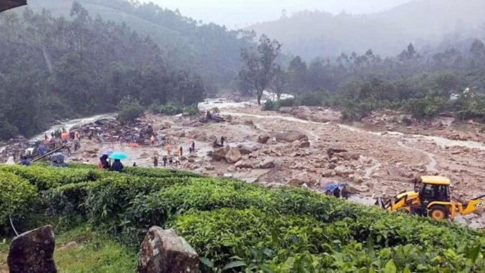 কেরালায় ব্যাপক ভূমিধস, বহু মানুষ হতাহতের আশঙ্কা