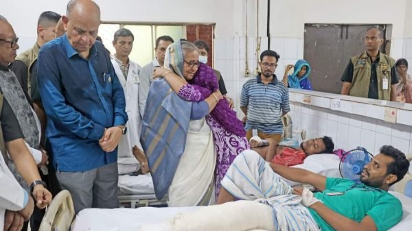 আহতদের দেখতে পঙ্গু হাসপাতালে প্রধানমন্ত্রী