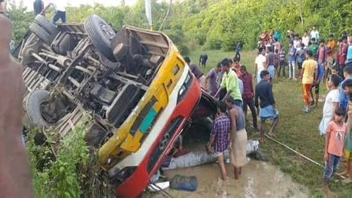 বাগেরহাটে যাত্রীবাহী বাস উল্টে একজন নিহত, আহত ১৩