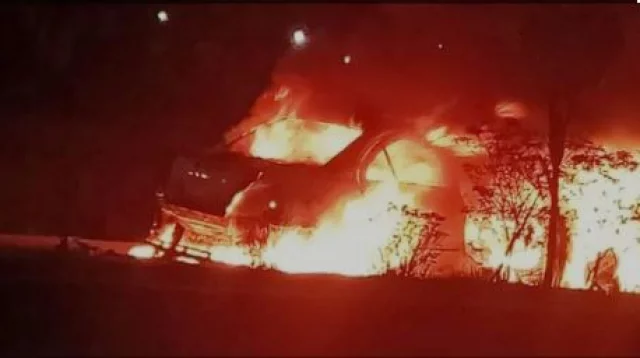 চলন্ত প্রাইভেটকারে আগুন