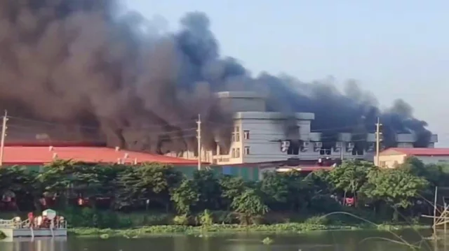 এবার আগুনে পুড়ল প্রাণ আরএফএল কারখানা