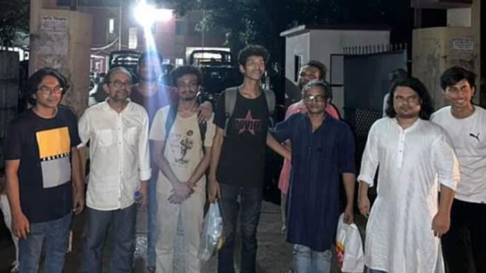 থানায় ৯ ঘণ্টা থেকে শিক্ষার্থীদের মুক্ত করলেন রাবি শিক্ষকরা