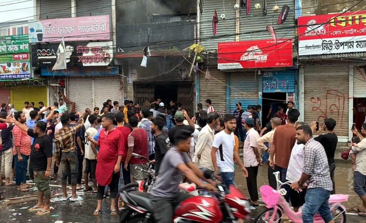 নোয়াখালীতে আ.লীগের কার্যালয় ভাঙচুর-আগুন, থানা লক্ষ্য করে গুলির অভিযোগ