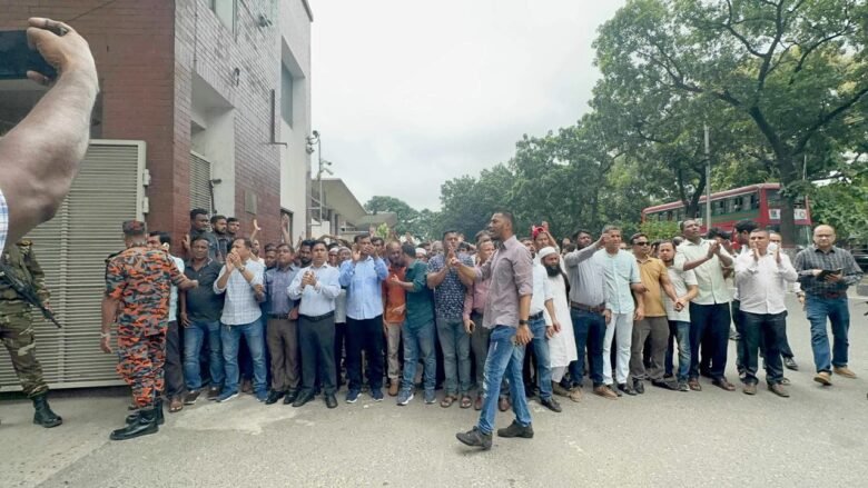 সচিবদের শাস্তির দাবিতে ছাত্র-জনতার বিক্ষোভ