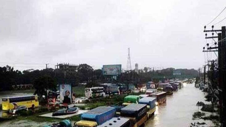 হাঁটুপানিতে ডুবল ঢাকা-চট্টগ্রাম মহাসড়ক, তীব্র যানজট