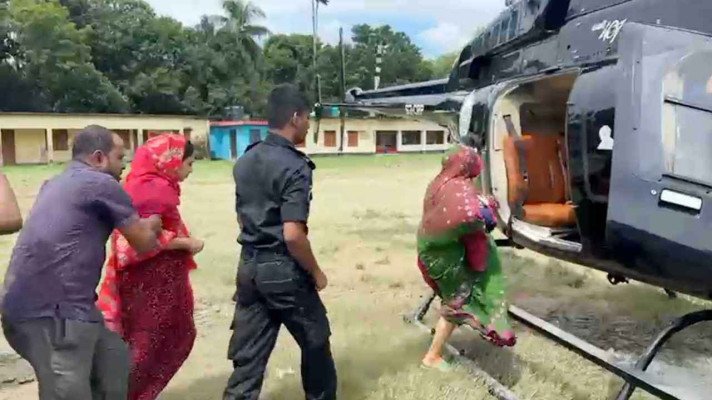 হেলিকপ্টারে বন্যার্তদের উদ্ধার ও ত্রাণ তৎপরতা র‌্যাবের