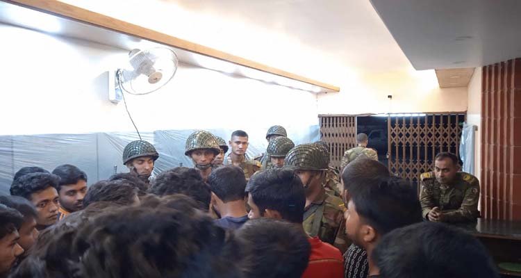 শাবিতে মধ্যরাতে মোটরসাইকেলের মহড়ায় আতঙ্ক শিক্ষার্থীরা, নিরাপত্তায় সেনাবাহিনী