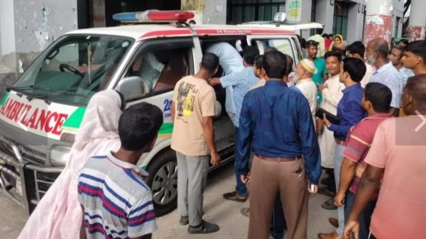 শিক্ষার্থীদের অবরোধের মুখে স্ট্রোক করলেন শি’ক্ষ’ক