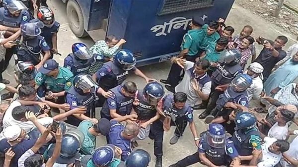 সিলেট আদালতে সাবেত বিচারপতি মানিককে জুতা-ডিম নিক্ষেপ