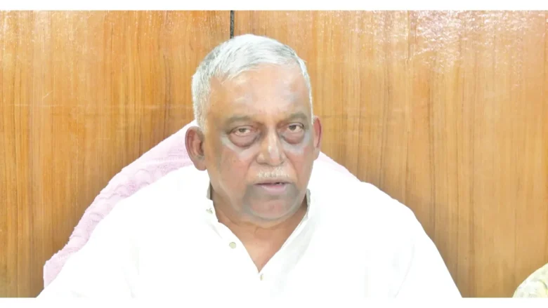 বস্তায় ঘুষের টাকা নিতেন সাবেক স্বরাষ্ট্রমন্ত্রী