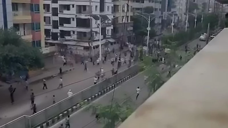 উত্তরায় পুলিশ-শিক্ষার্থী মুখোমুখি অবস্থান