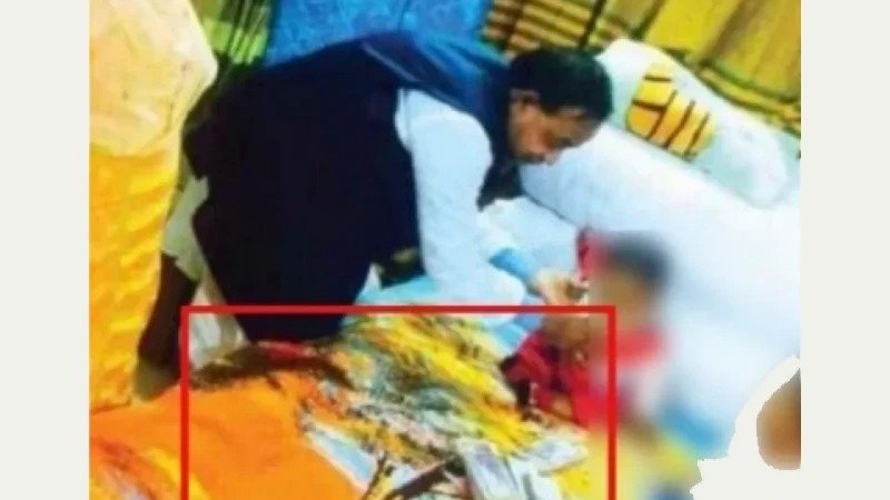 সাবেক রেলমন্ত্রী মুজিবুলের বিছানাজুড়ে টাকা আর টাকা