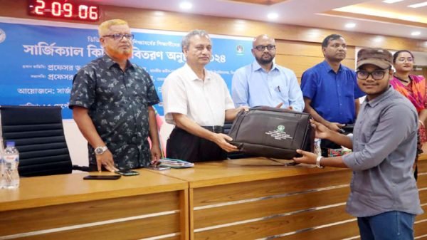 সার্জিক্যাল কিটবক্স পেল সিকৃবির ভেটেরিনারি শিক্ষার্থীরা