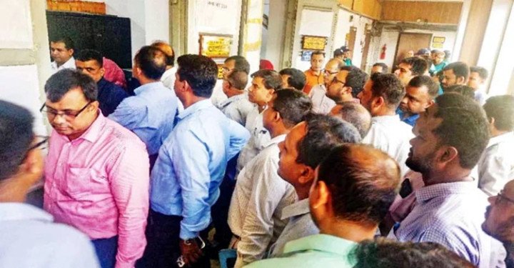 সচিবালয়ে হট্টগোল, শাস্তি পাচ্ছেন যে ১৭ উপসচিব