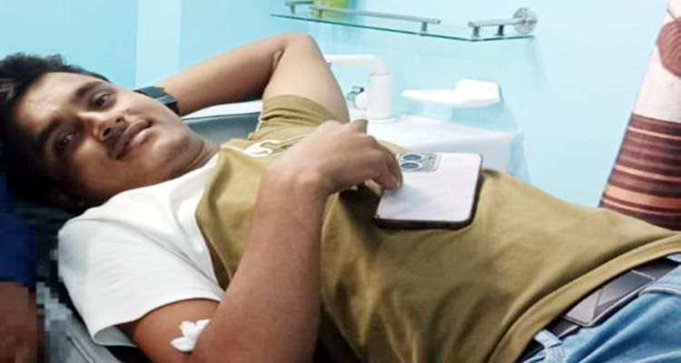 বড়লেখায় দুর্ঘটনায় আহত রোগীকে নিসচা কর্মীর রক্তদান