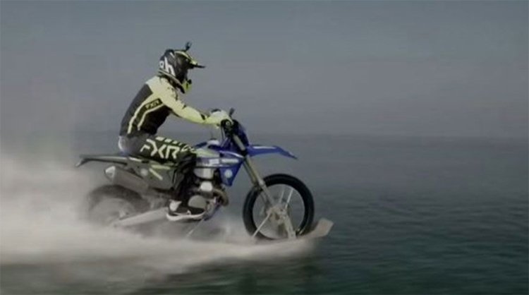 পানির ওপর ৩৩ কিমি. বাইক চালিয়ে বিশ্বরেকর্ড!