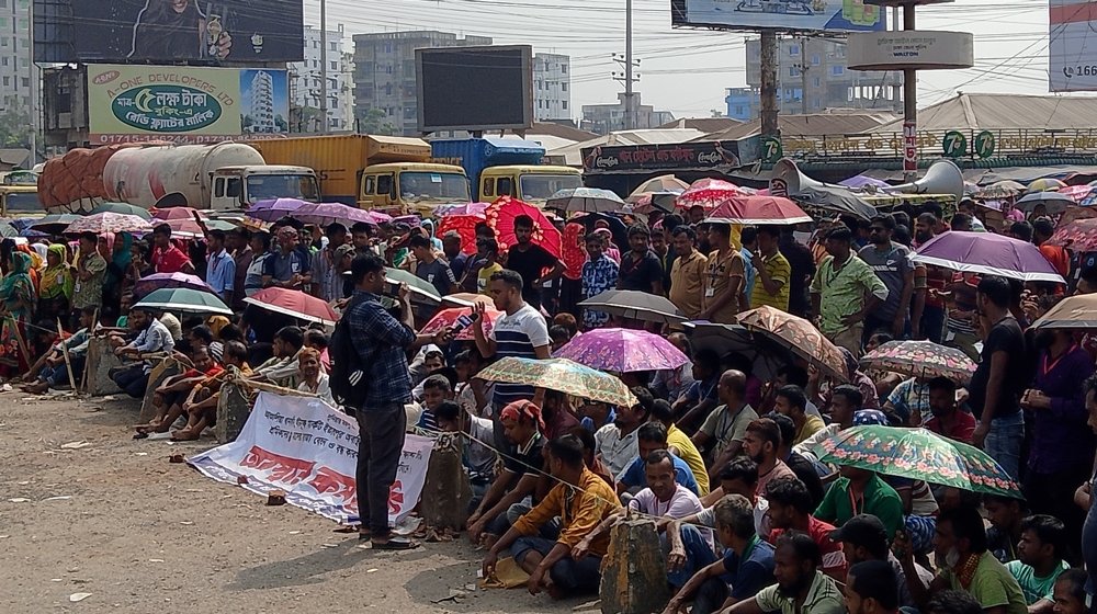 সাভারে মহাসড়ক অবরোধ করে শ্রমিকদের বিক্ষোভ, ভোগান্তি চরমে