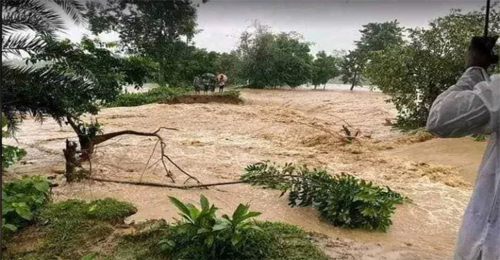 বন্যার পানিতে মায়ের মরদেহের সঙ্গে ভেসে এল শিশু