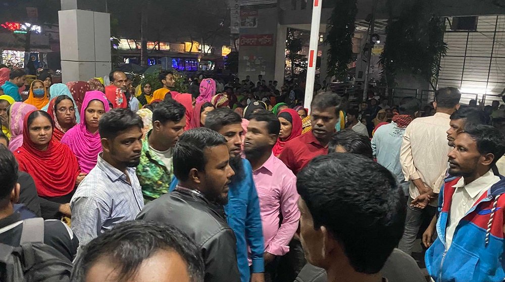 পল্টনে শ্রম ভবন ঘেরাও করে পোশাক শ্রমিকদের বিক্ষোভ